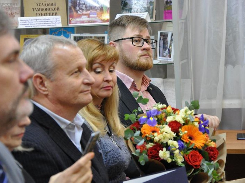 Директор ресурсного центра НКО поздравил одну из ведущих библиотек Тамбова с 50-летием